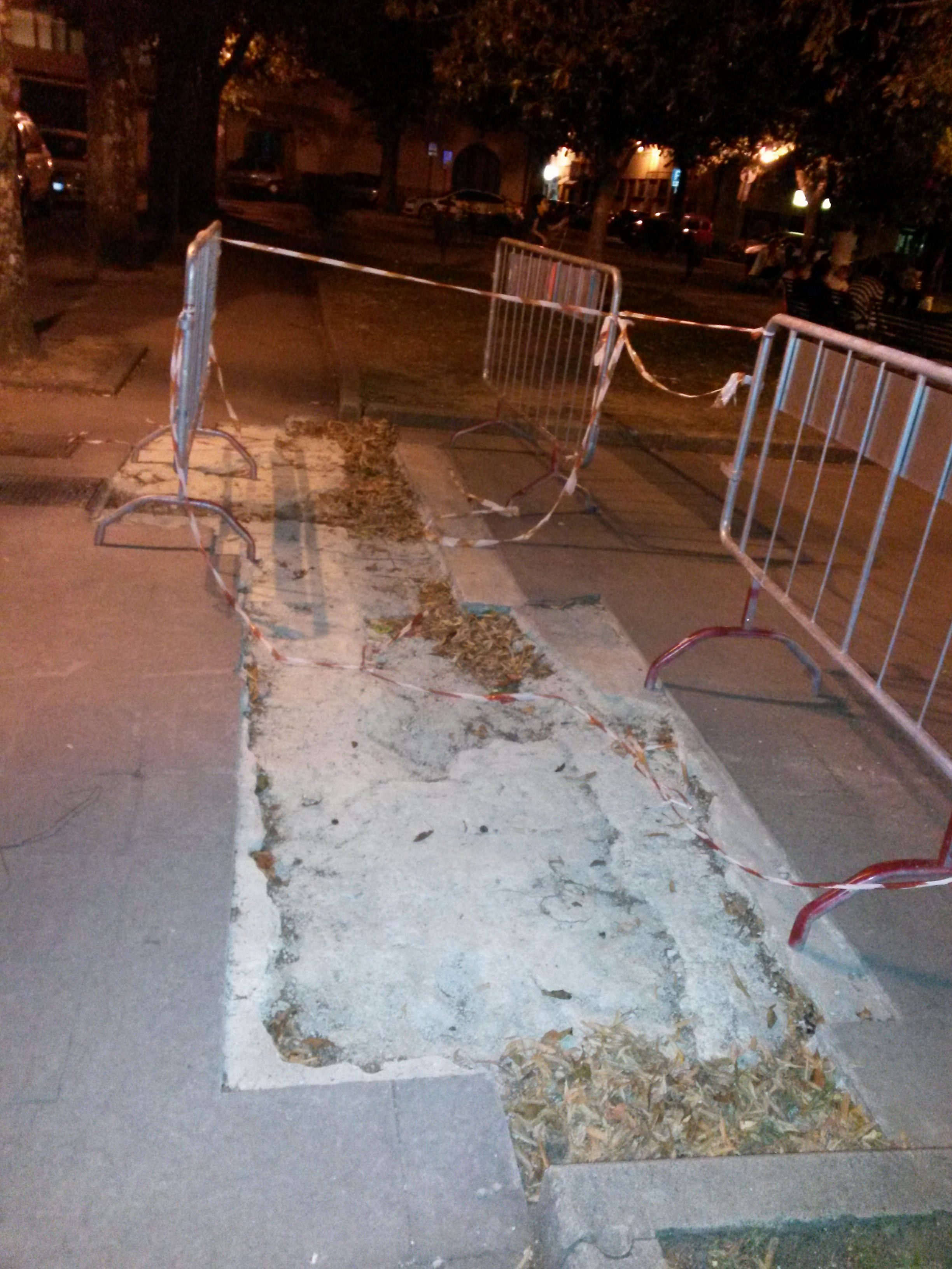 Rifiuti ingombranti abbandonati lungo strada e pavimentazione deteriorata. Succede a Vicchio