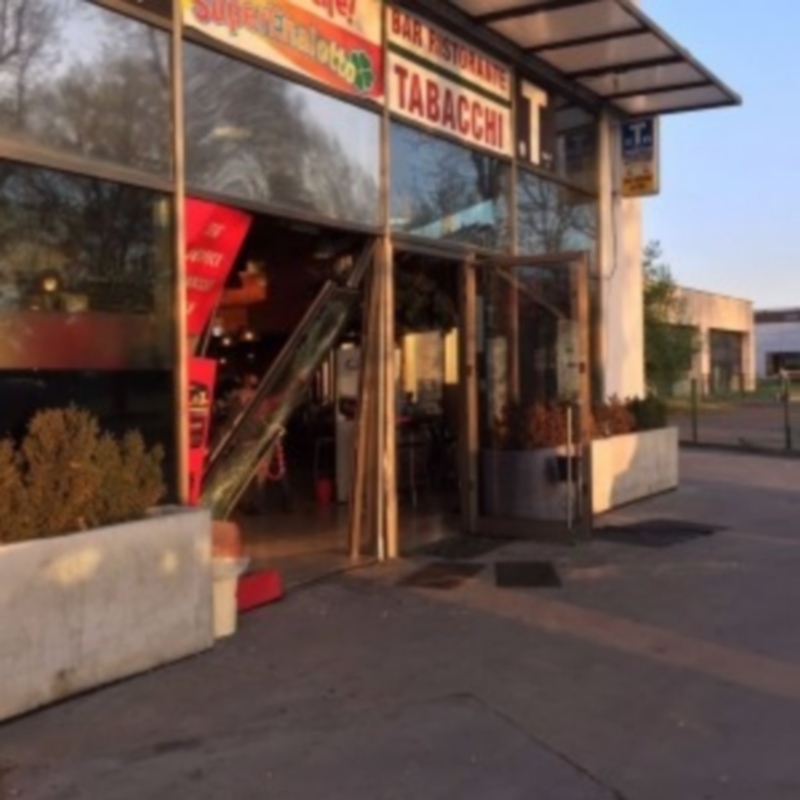 Sfondano la vetrata con il furgone. Via 10mila euro dal bar