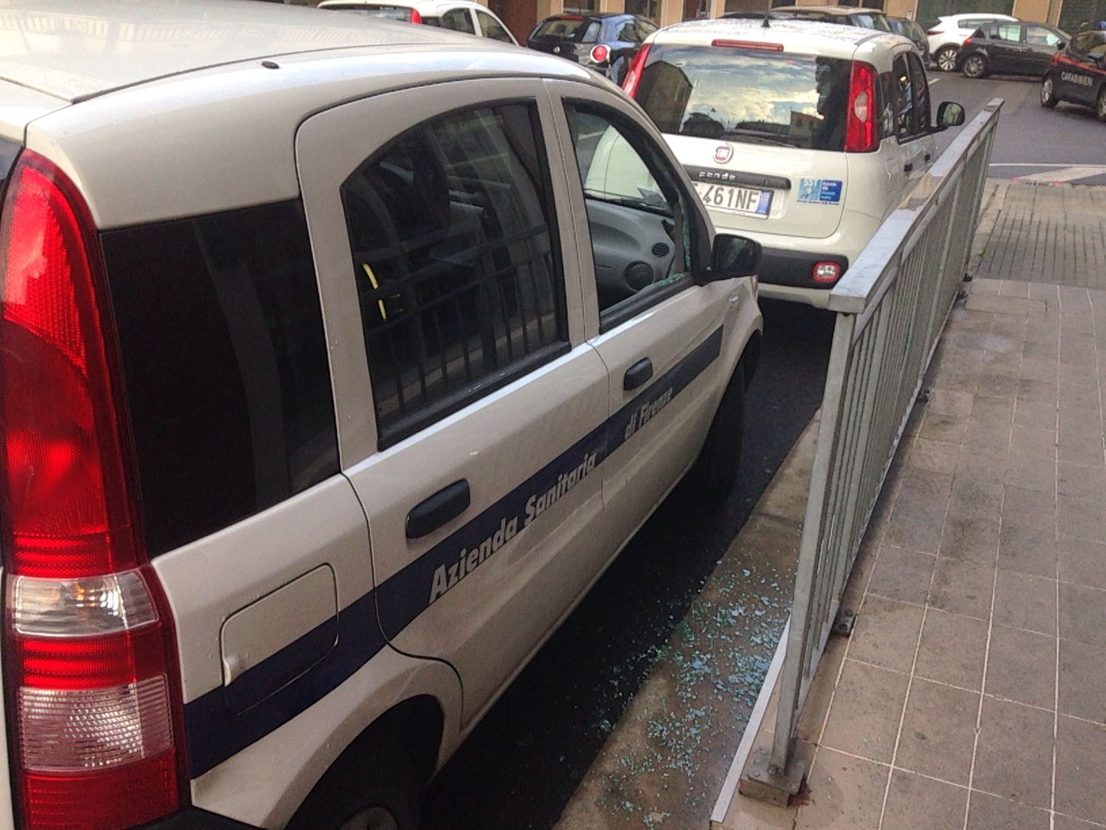 Altra auto Asl danneggiata dai vandali. Vetro in frantumi nel centro di Borgo