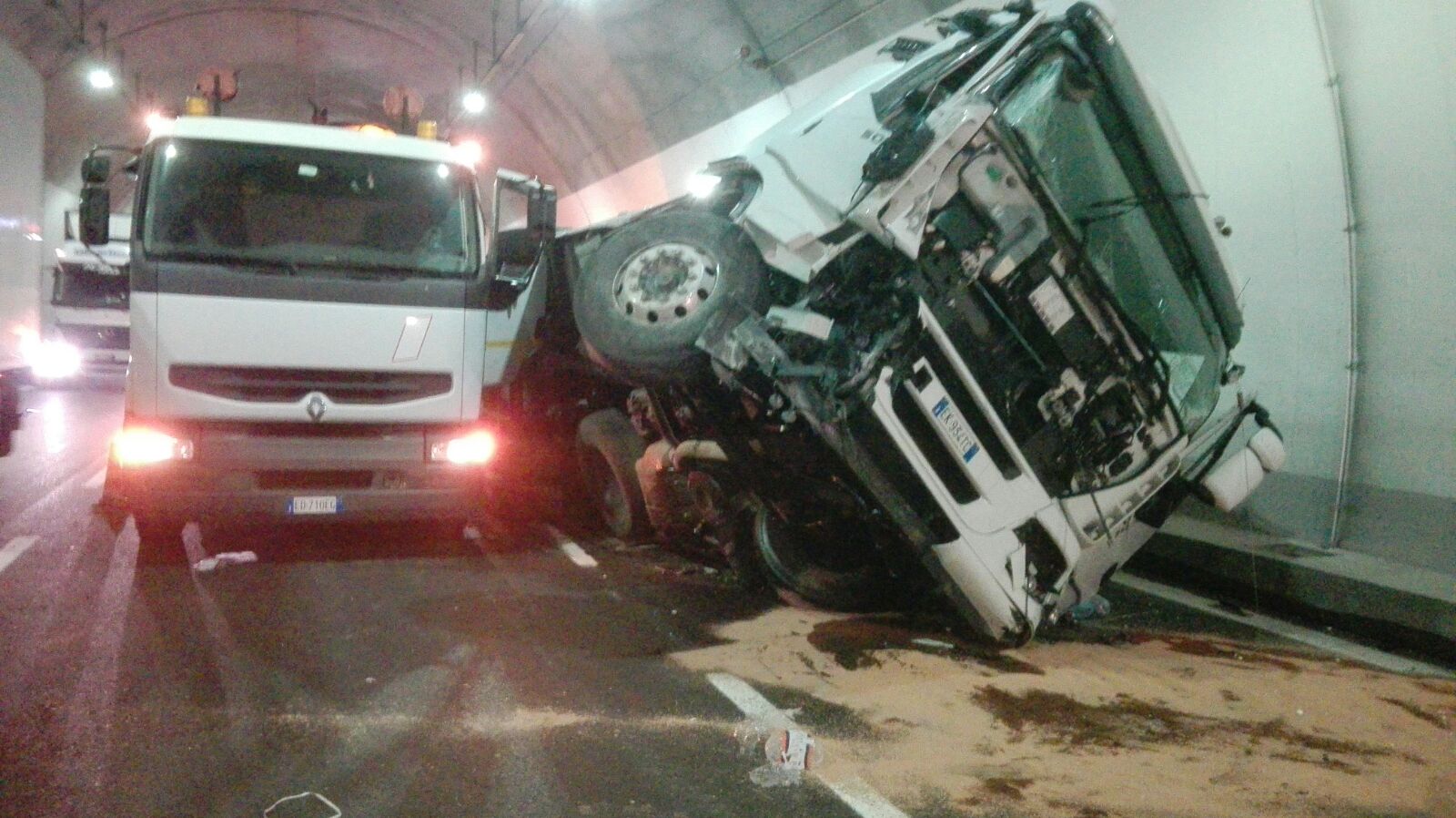 Incidente tra camion. Muore un autista, A1 bloccata in direzione Nord