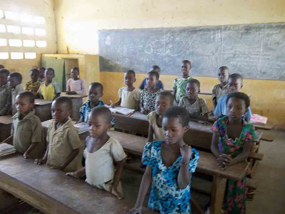 Bambini-a-scuola-in-Togo-AssoMis