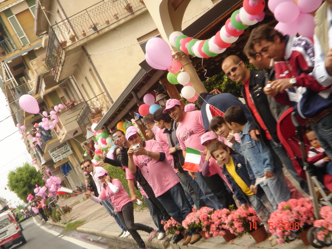 Tutti pazzi per il Giro. Il Comune: Addobbate di rosa i vostri balconi