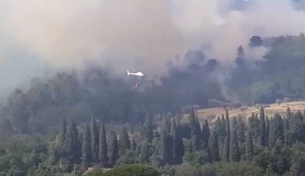 Incendio Montale si riaccendono tre focolai. Evacuate altre abitazioni