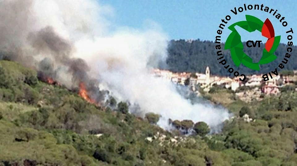 Rogo di Montale. Squadra antincendi dal Mugello