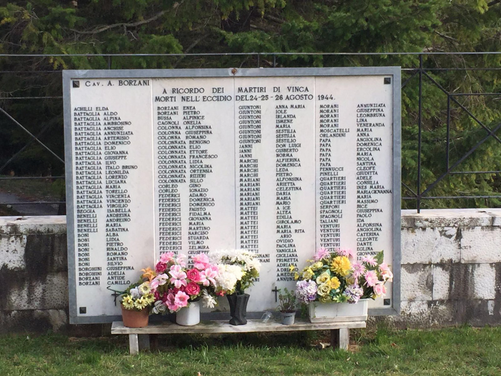 La bandiera dell'ANPI riconquista il Monte Sagro (Apuane)