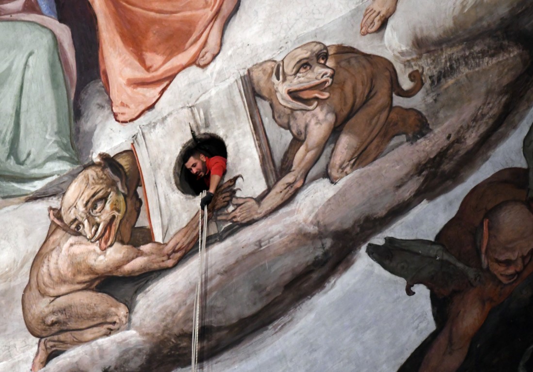 Guarda chi 'esce' dalla cupola. Lavoratori alpinisti in Duomo