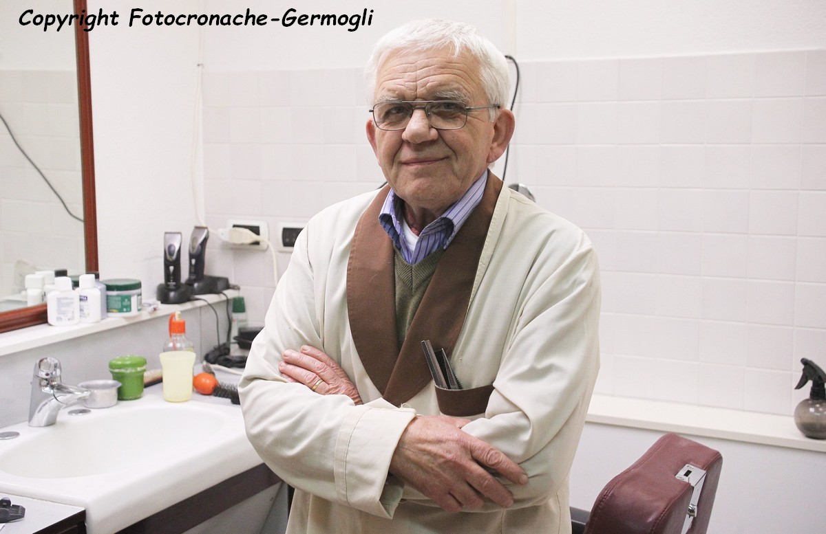 Chiusa la bottega di Marcello Landi, lo storico barbiere di Luco