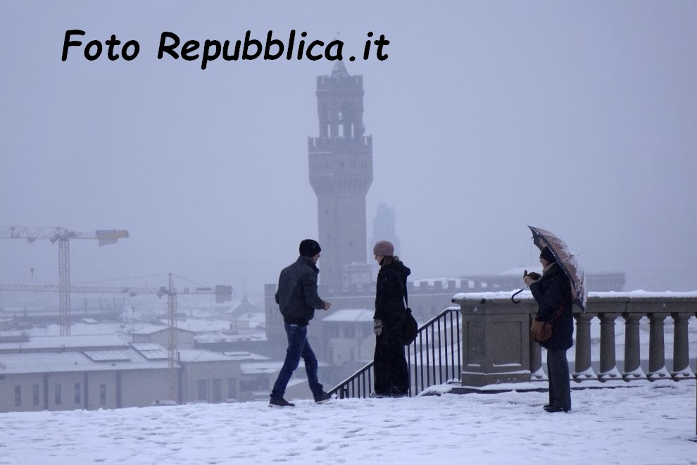 Neve A1. Non si circola tra Arezzo e Chiusi, le foto di Firenze imbiancata