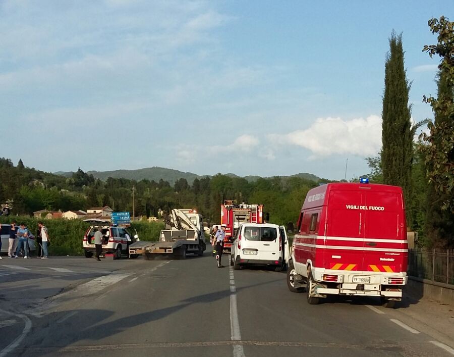 Ragazza fuori strada a Ischieti. Pompieri mettono in sicurezza l'auto a Gpl