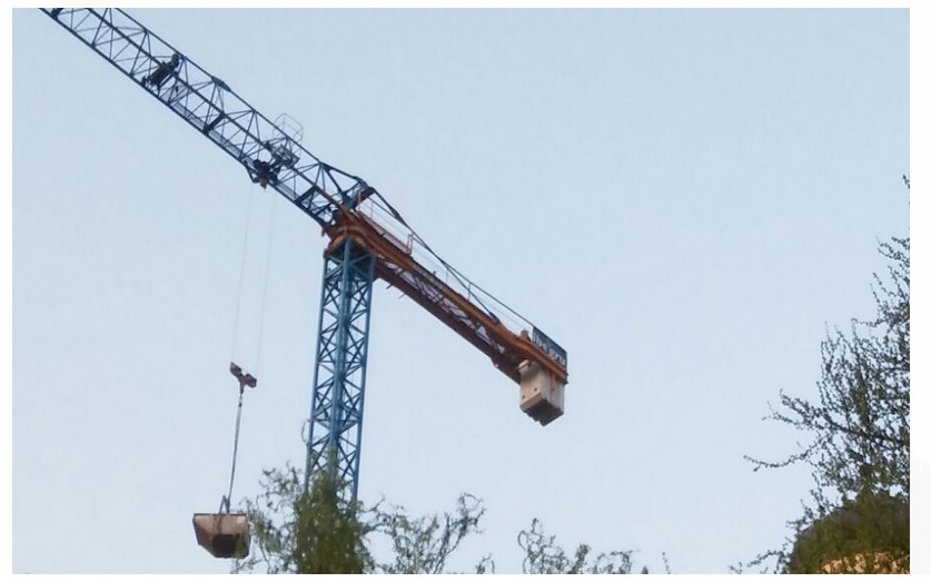 Salgono sulla gru per protesta. Tensione al cantiere del Cornocchio