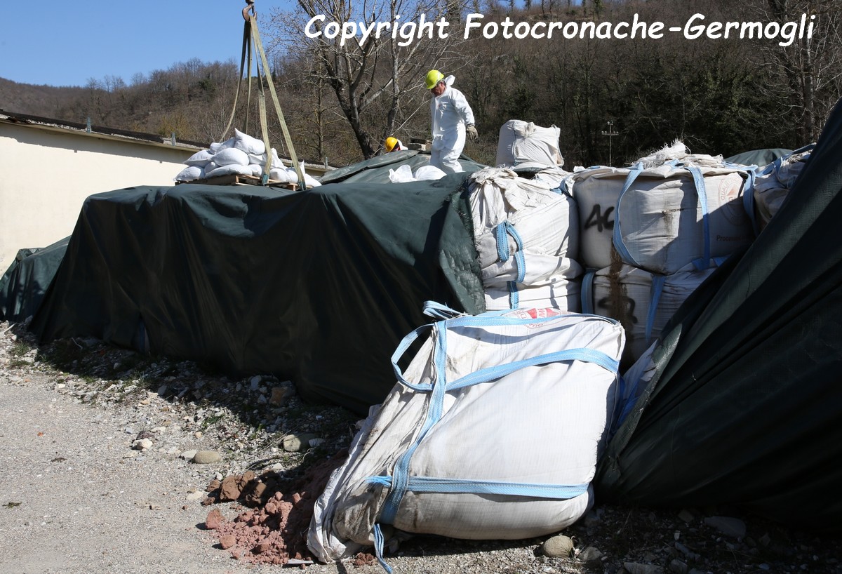 Paterno. In corso la rimozione dei sacconi: 'Un primo momento storico'