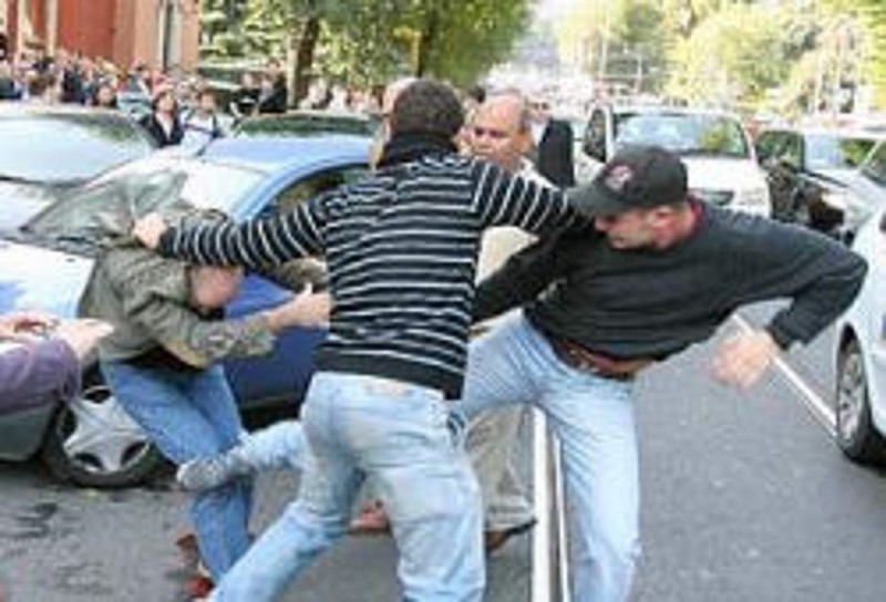 Rissa tra migranti a Bivigliano. In due finiscono a Careggi (ferite lievi)