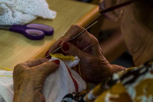 “Le mani sanno ancora fare”. Una mostra fotografica dedicata agli ospiti di una RSA