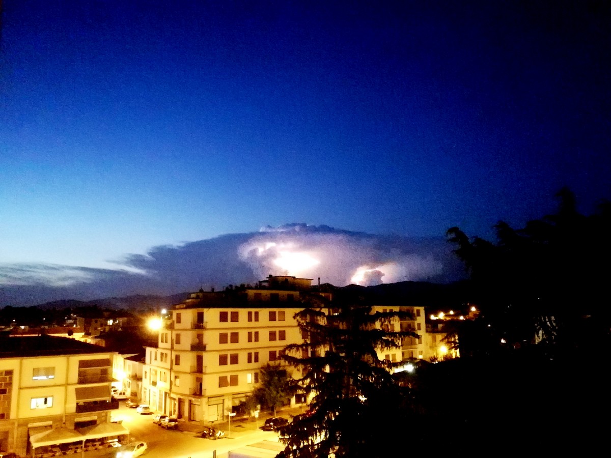 Arcobaleno e fulmini sul Mugello. Altre foto (di Aldo Giovannini)