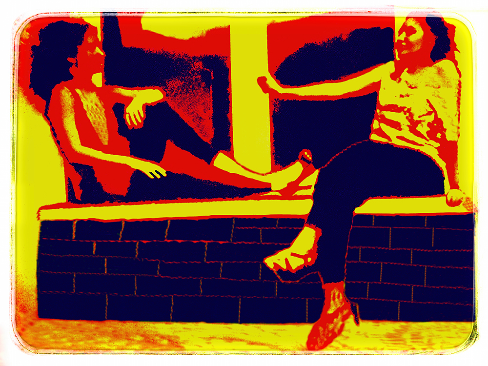 Papi-due ragazze al davanzale della finestra in una notte di luna