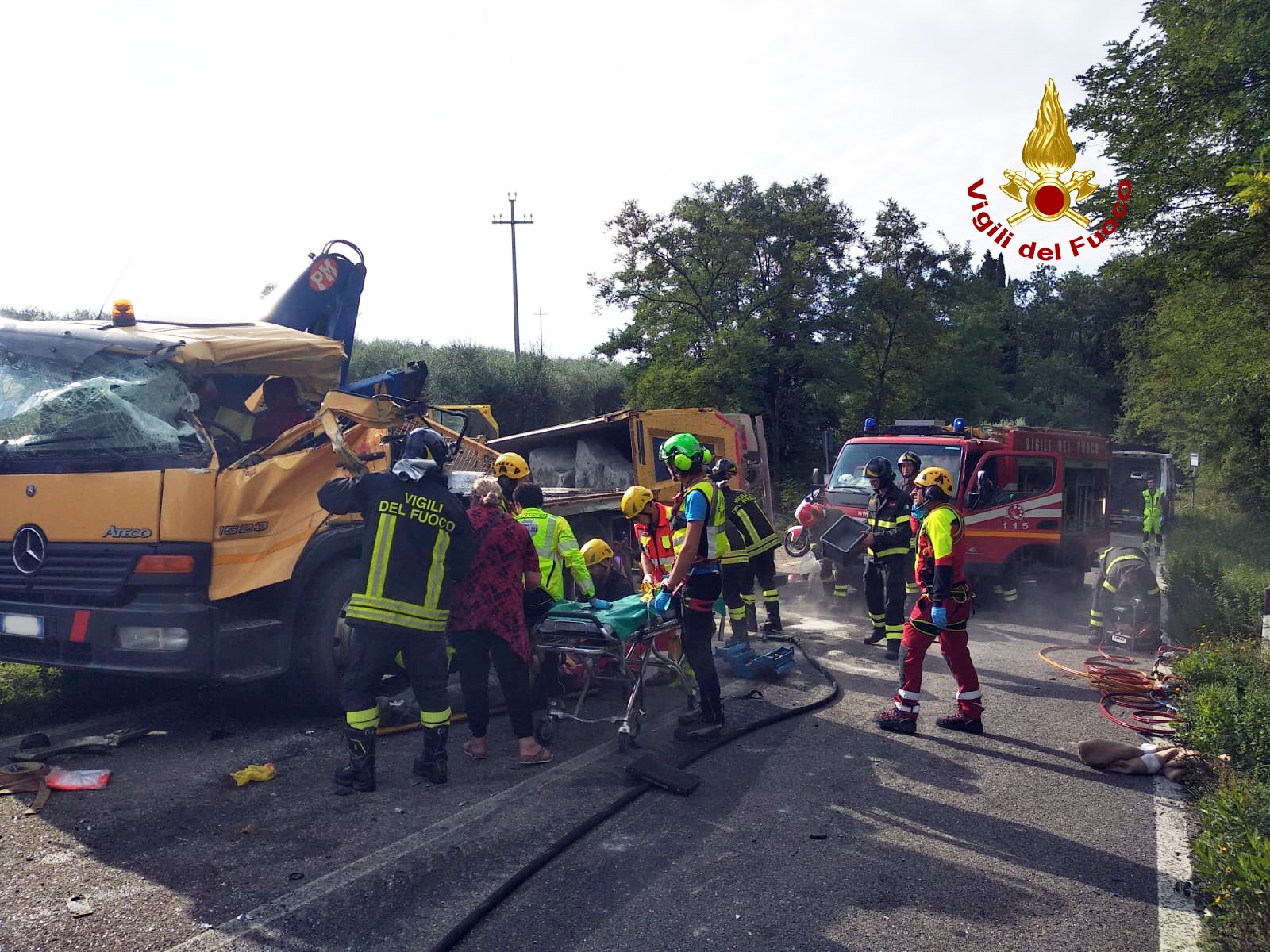 Incidente mortale sulla strada per Molino. Ancora in corso le operazioni di rimozione dei mezzi pesanti.