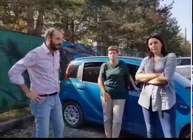 Dorme in auto a Vicchio? La denuncia è virale, ma il figlio ha una casa