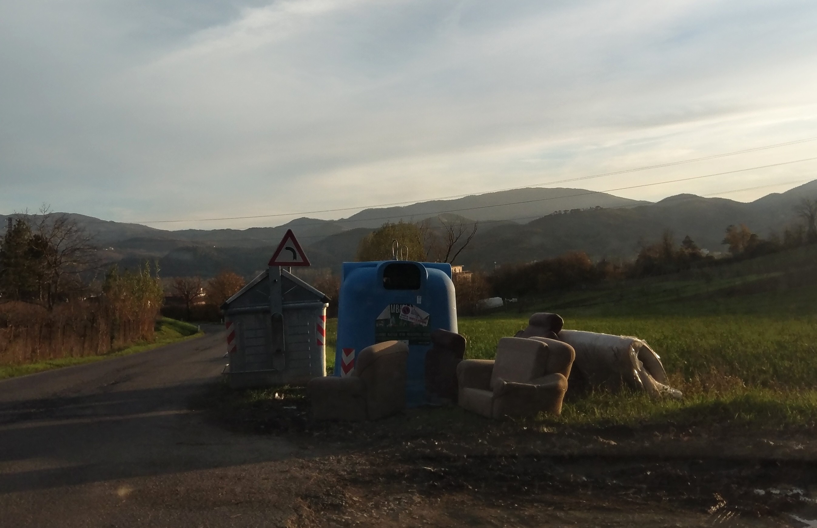 Lettori reporter. Le vostre segnalazioni: dai rifiuti abbandonati al bracciale perso