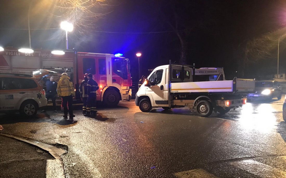 Incidente a Borgo. Donna finisce incastrata sotto un furgone