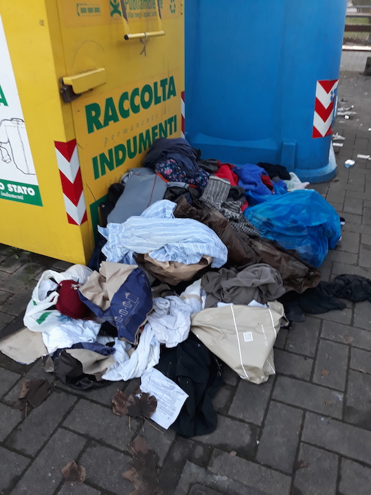 San Piero a Sieve: degrado al punto di raccolta indumenti. Non è la prima volta in Mugello...