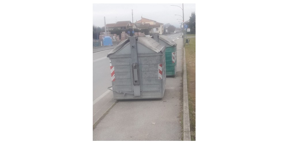 I cassonetti sul marciapiede... Foto del giorno