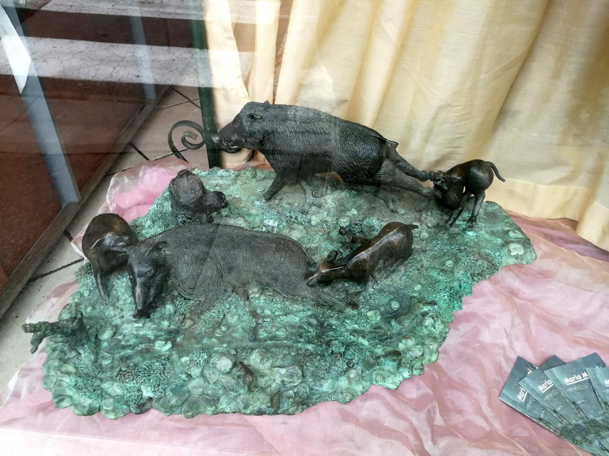 Le sculture di Mario Meoni in vetrina a Borgo