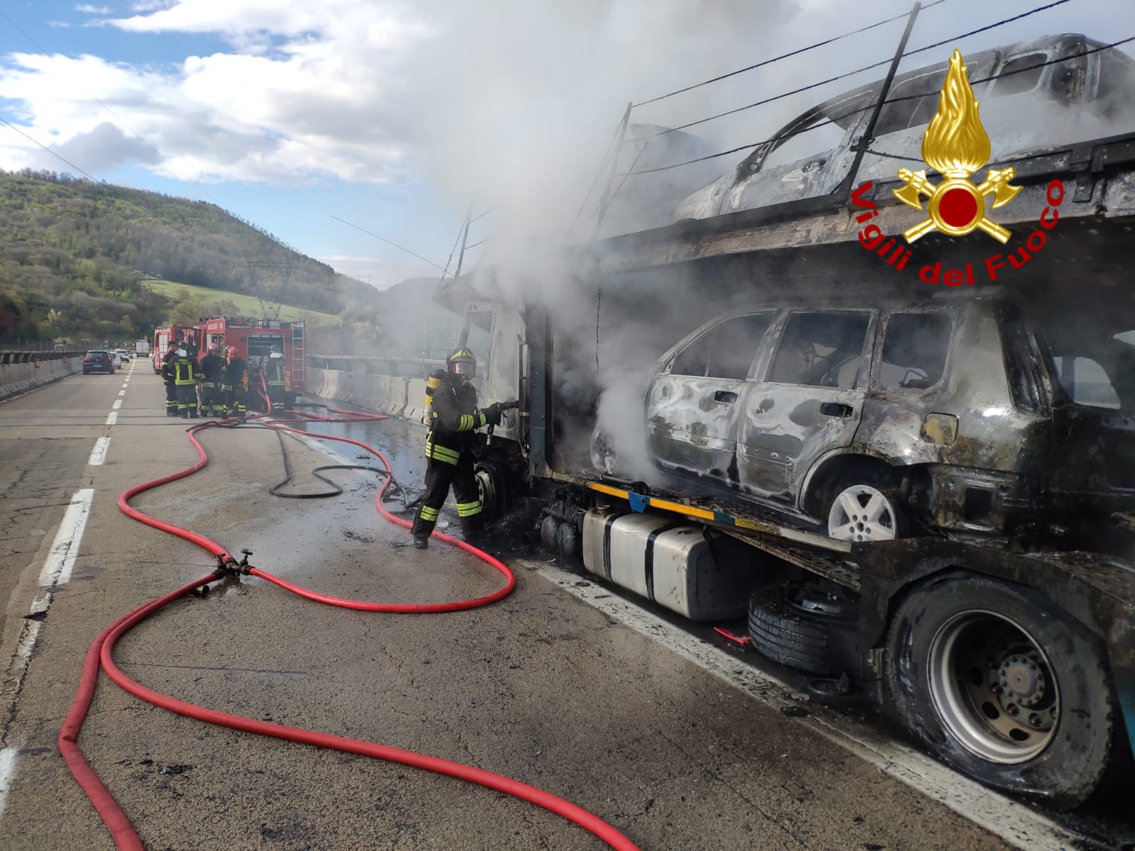 Tir in fiamme. I pompieri lottano contro il fuoco. Foto del Giorno