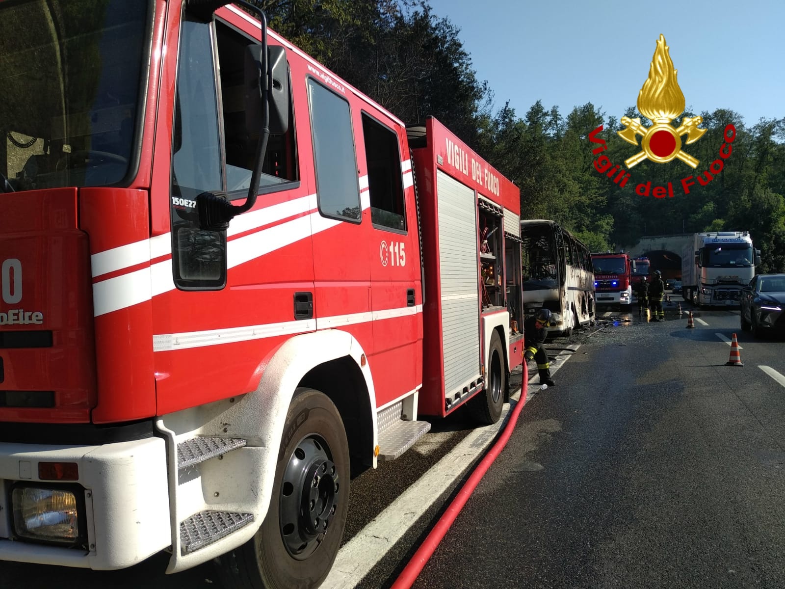 Bus in fiamme in A1. Le foto
