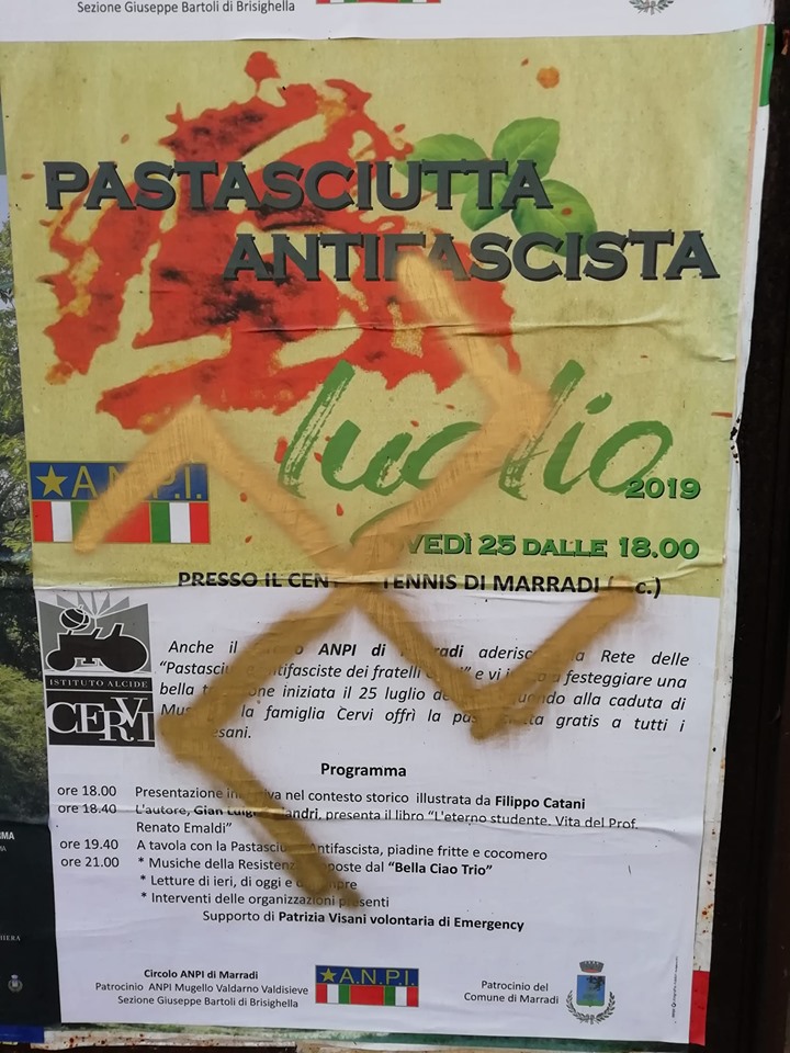 Imbratta un manifesto Anpi con la svastica. Ma sbaglia simbolo