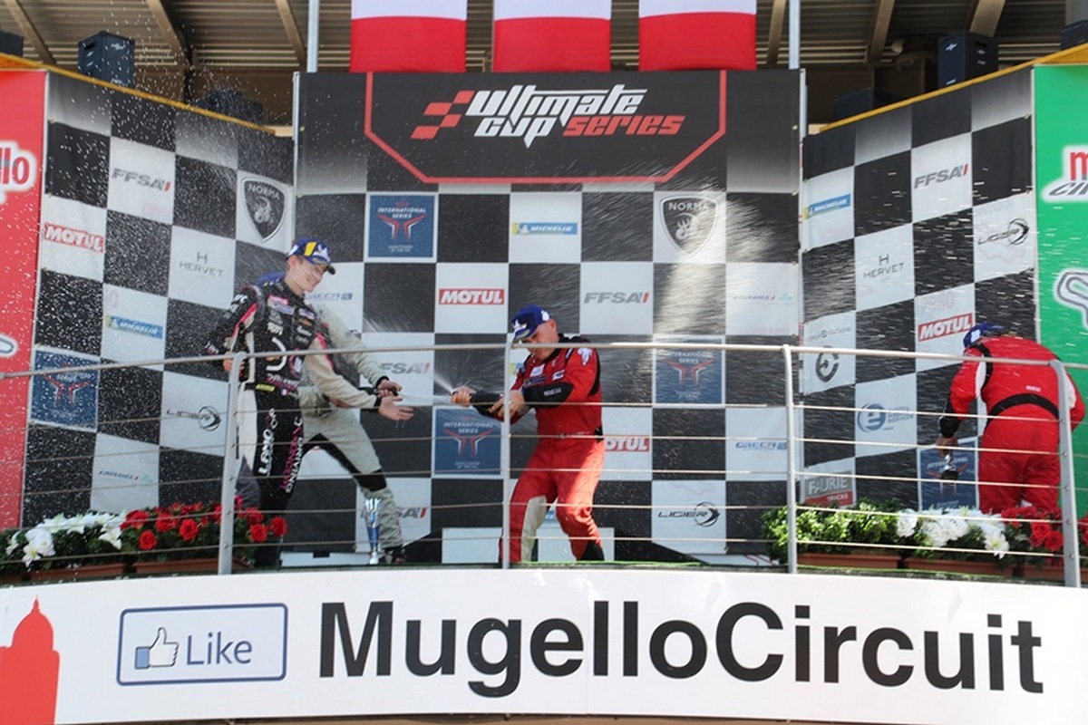 Max Mugelli festeggia sul podio al Mugello