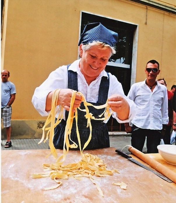 Una scena all’aperto con la Caldana: Anna Perisotti alle prese con le tagliatelle.