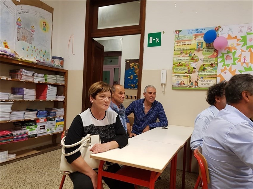 L'accoglienza degli alunni di San Francesco in classe da parte del vicesindaco Rimini