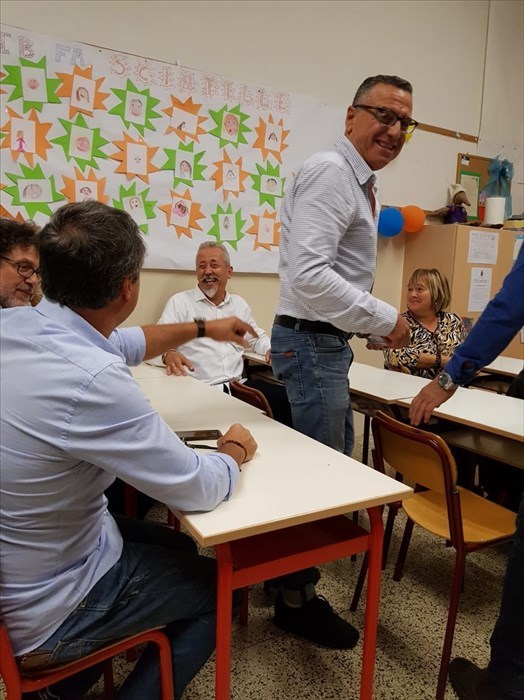 L'accoglienza degli alunni di San Francesco in classe da parte del vicesindaco Rimini