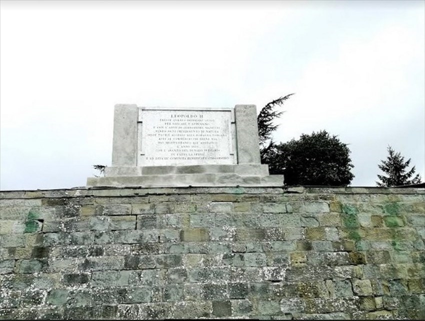 La lapide sul Muraglione appena restaurata