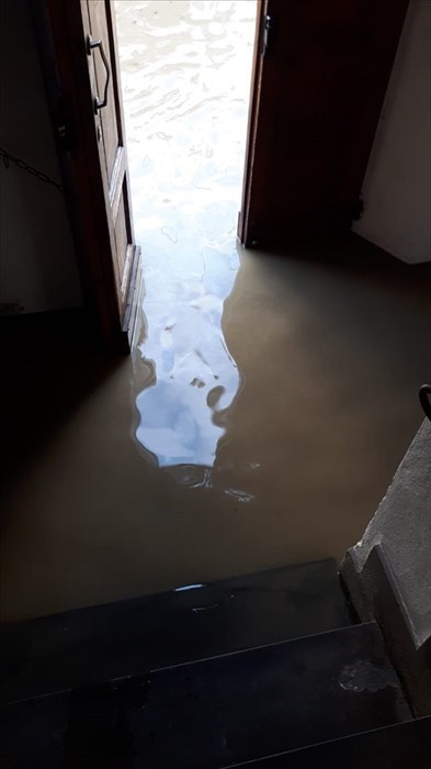 Acqua al primo gradino delle scale del condominio a Sieci in zona "Sieci di Sotto"