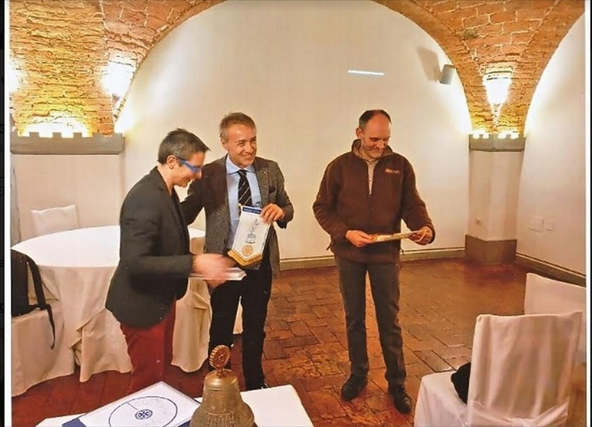 Sabrina Landi Malavolti, presidente del Rotary Club Mugello, al termine della conferenza sui lupi con i relatori dott. Giovanni Brajon e Duccio Berzi.