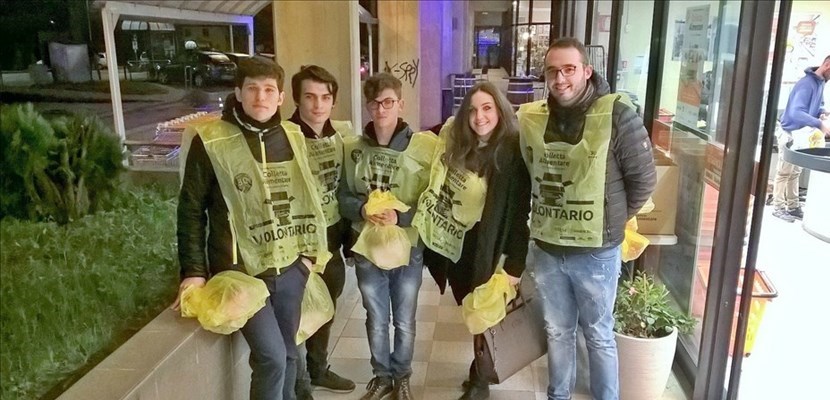 Alcuni volontari della colletta alimentare a Scarperia