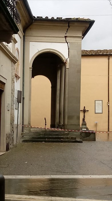 Edificio danneggiato nei giorni scorsi a Barberino da una nuova scossa di terremoto