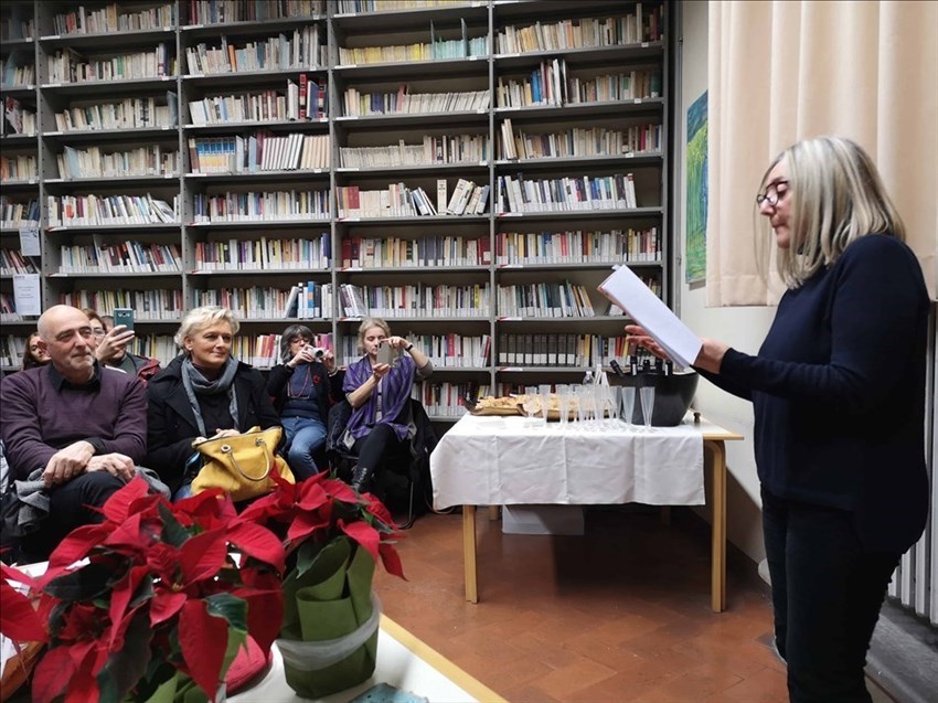 Carlina Torta mentre legge un passaggio del libro