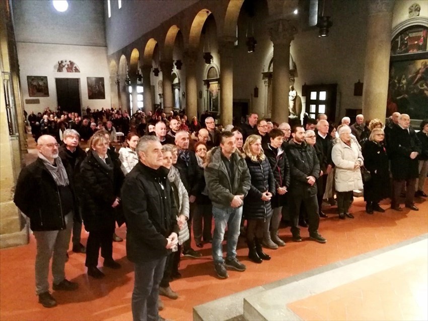 Le coppie di sposi festeggiate durante la cerimonia religiosa