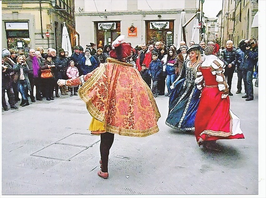 Danze rinascimentali in piazza Cavour.
