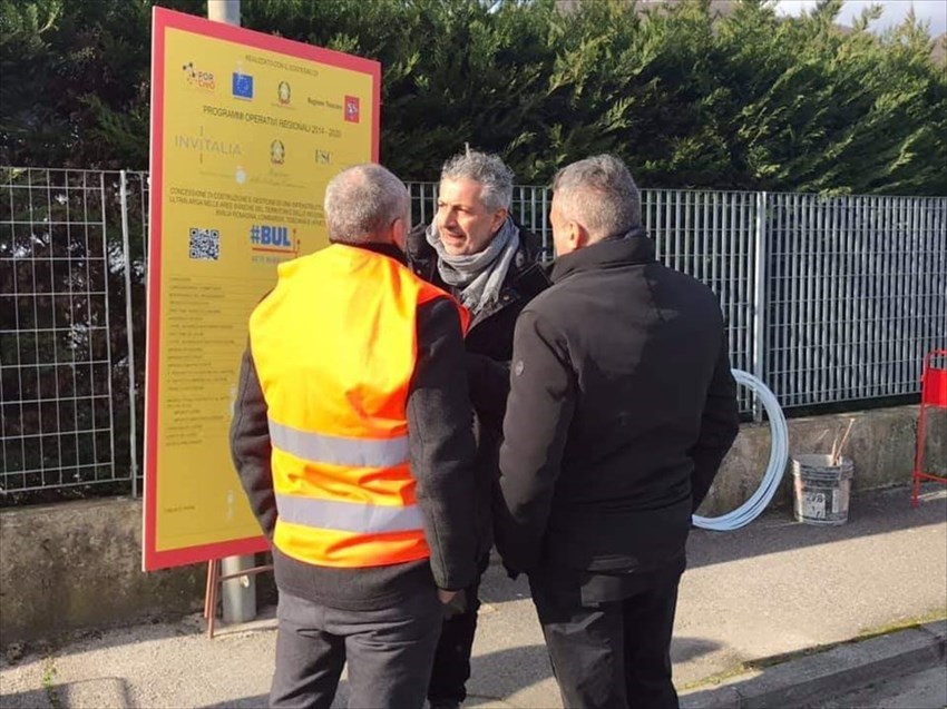 Lavori per fibra a Rufina - Vito Maida con gli operai del cantiere