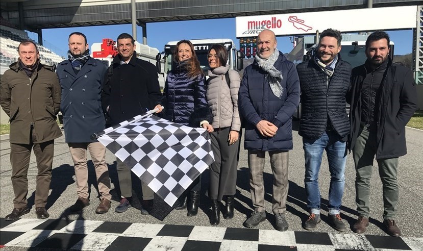 La differenziata corre. Al centro l'AD di Alia contornata dagli amministratori del Mugello