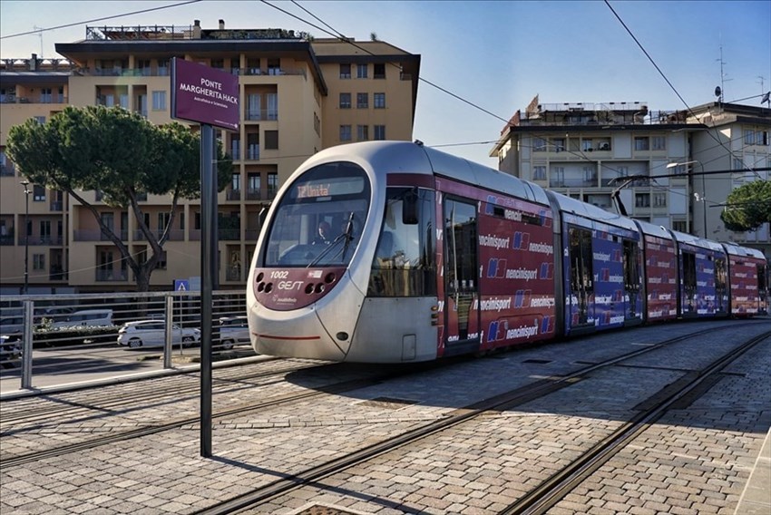 Il primo tram che passa davanti alla targa