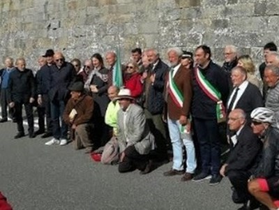 La cerimonia del 19 ottobre 2019 sotto  la lapide restaurata sul passo del Muraglione