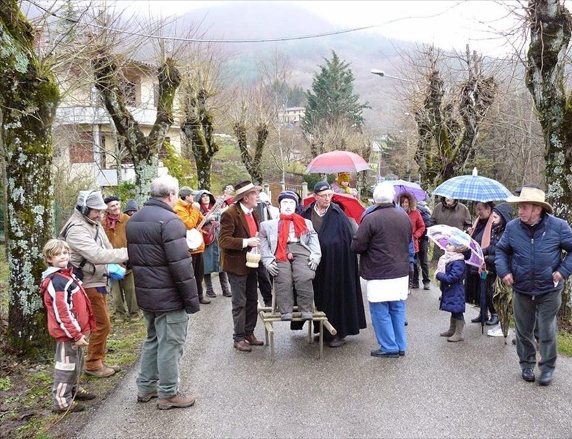 Celebrato a Castagno il tradizionale "Funerale di Cecco", una leggenda viva nei secoli...