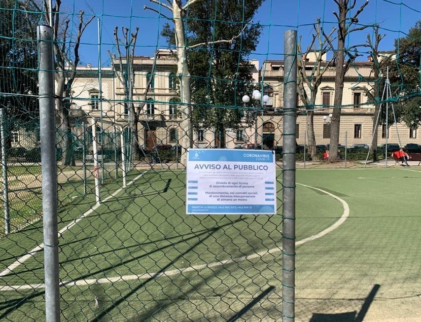 Cartello in un giardino pubblico di firenze