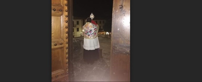 Il parroco di San Godenzo Don Filippo Landini durante la benedizione che ogni sera impartisce con il Santissimo Sacramento chiedendo protezione per il Paese e la Parrocchia.