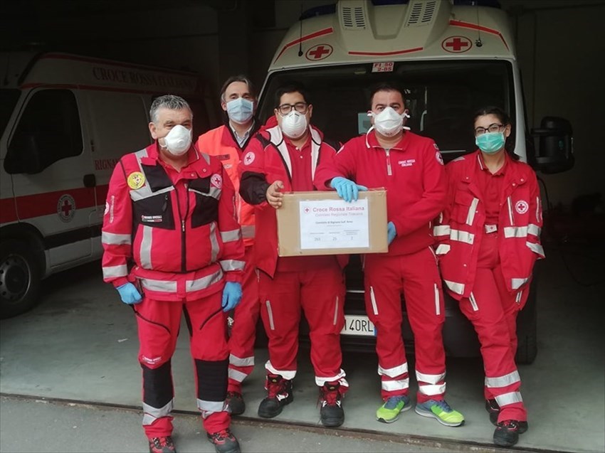 Alcuni operatori del Croce Rossa Rignano con il materiale sanitario ricevuto dalla Croce Rossa cinese