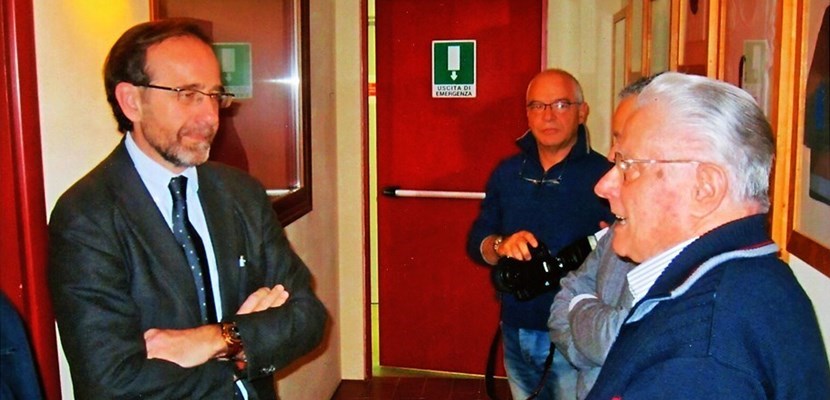 L’on. Riccardo Nencini, Vice Ministro dei Trasporti e dell’Infrastrutture mentre ascolta  il  presidente della Marzocco Piero Bambi.